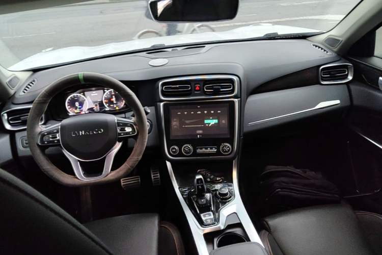 Used Lynk & Co 01 2017 2.0T Four-Wheel Drive Pro Edition Center Console