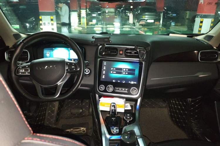 Used Lynk & Co 01 2017 2.0T Four-Wheel Drive Pro Edition Center Console