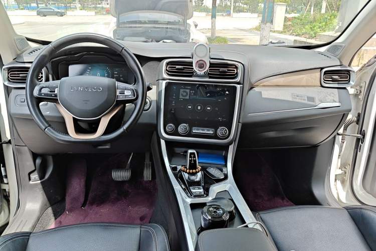 Used Lynk & Co 01 2017 2.0T Two-Wheel Drive Pro Edition Center Console