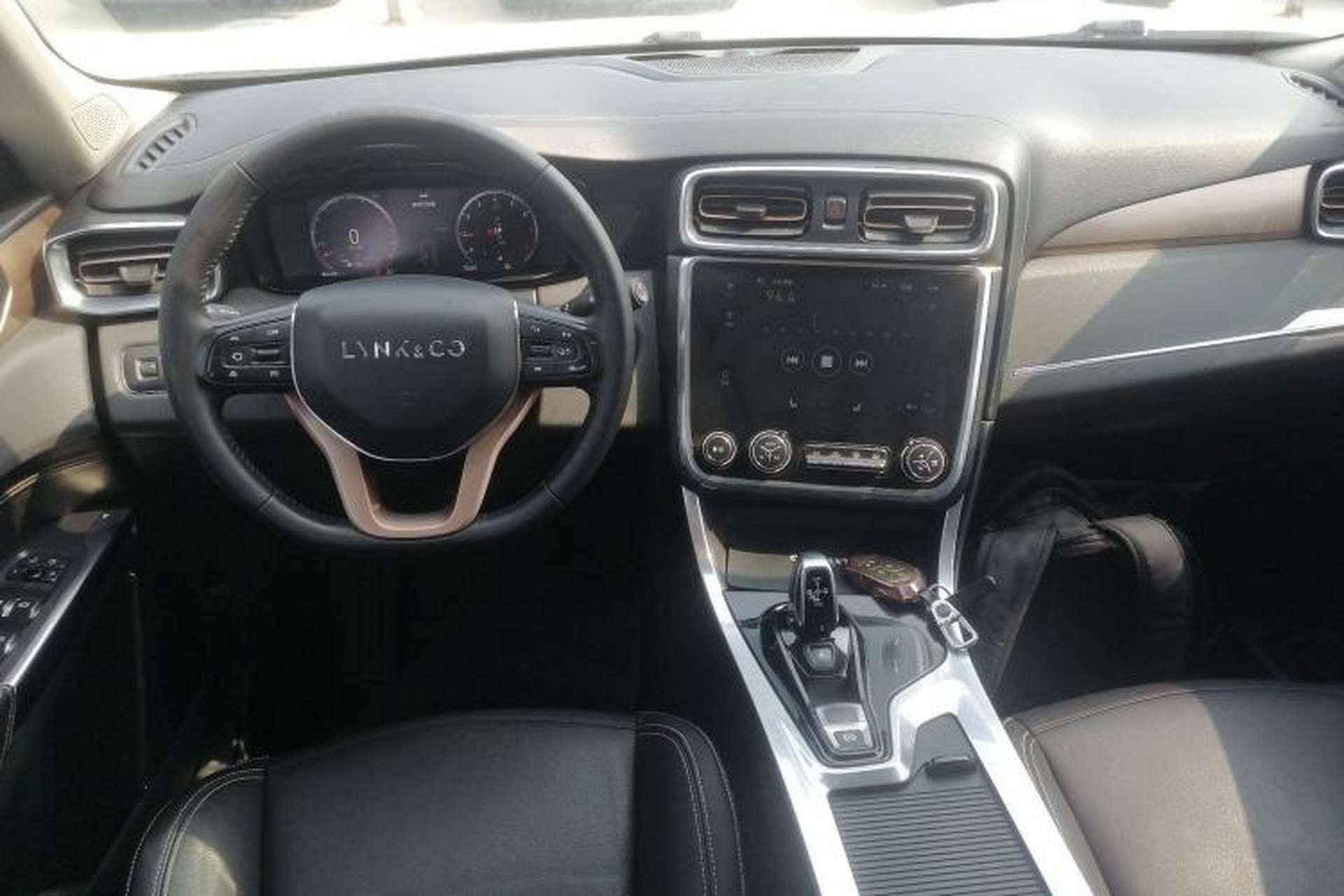 Used Lynk & Co 01 2017 2.0T Two-Wheel-Drive Version Center Console