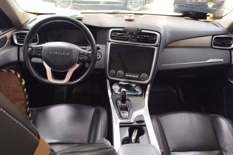Used Lynk & Co 01 2017 2.0T Two-Wheel-Drive Version Center Console