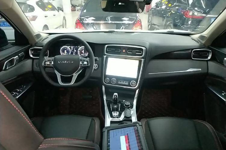 Used Lynk & Co 01 2017 2.0T Four-Wheel Drive Pro Edition Center Console