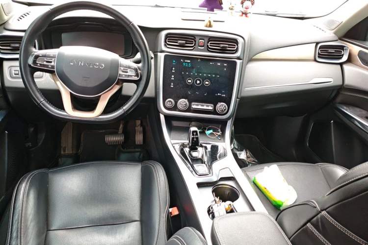 Used Lynk & Co 01 2017 2.0T Two-Wheel Drive Pro Edition Center Console