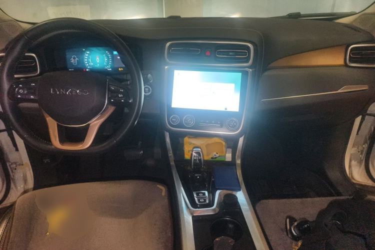 Used Lynk & Co 01 2017 2.0T Two-Wheel-Drive Version Center Console
