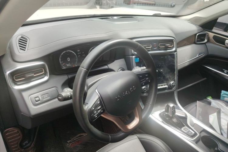 Used Lynk & Co 01 2017 2.0T Two-Wheel-Drive Version Center Console
