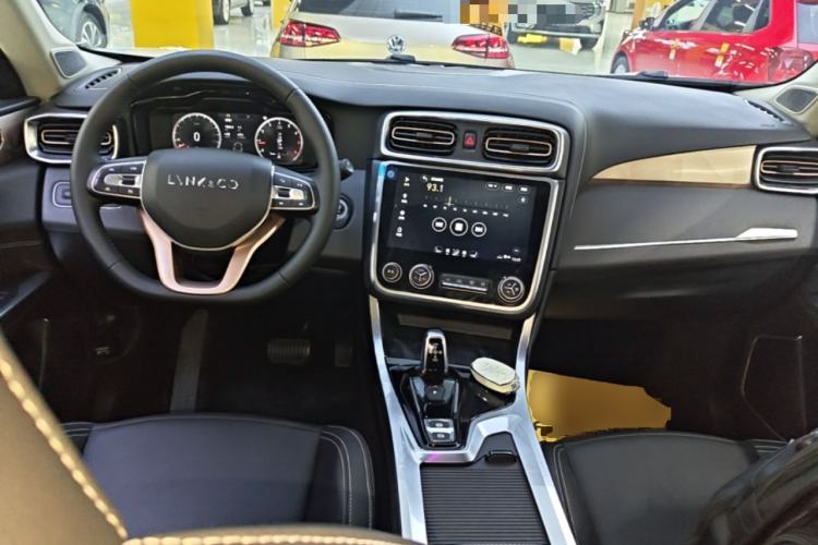 Used Lynk & Co 01 2017 2.0T Two-Wheel Drive Pro Edition Center Console