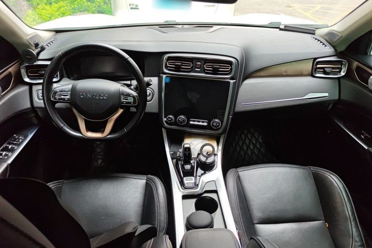 Used Lynk & Co 01 2017 2.0T Two-Wheel Drive Pro Edition Center Console