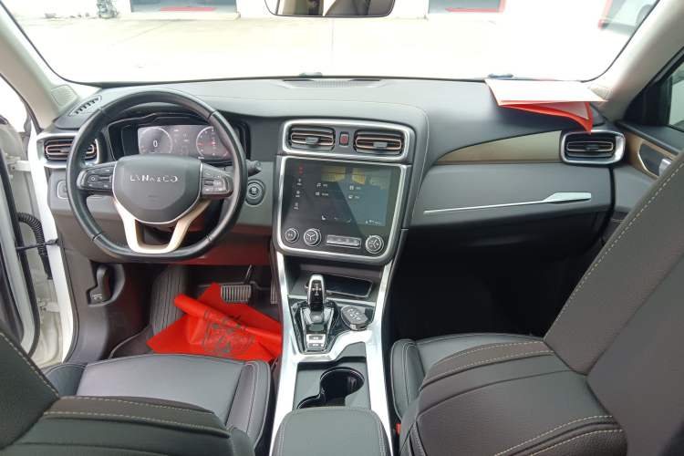 Used Lynk & Co 01 2017 2.0T Two-Wheel-Drive Version Center Console