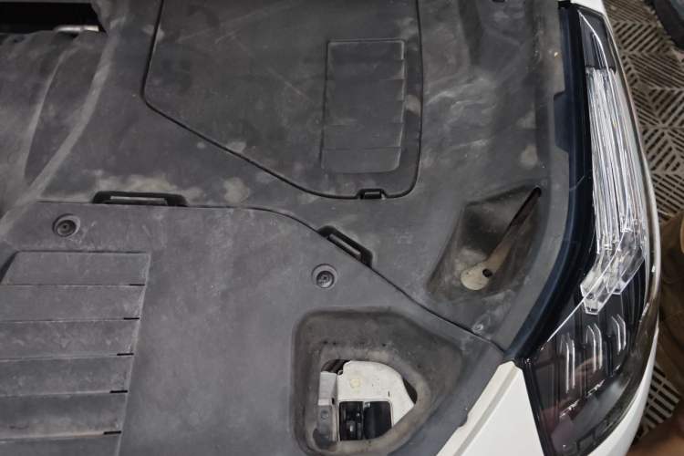 Used Lynk & Co 01 2017 2.0T Two-Wheel-Drive Version Engine Bay Left