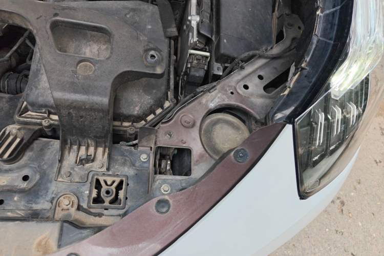 Used Lynk & Co 01 2017 2.0T Two-Wheel-Drive Version Engine Bay Left