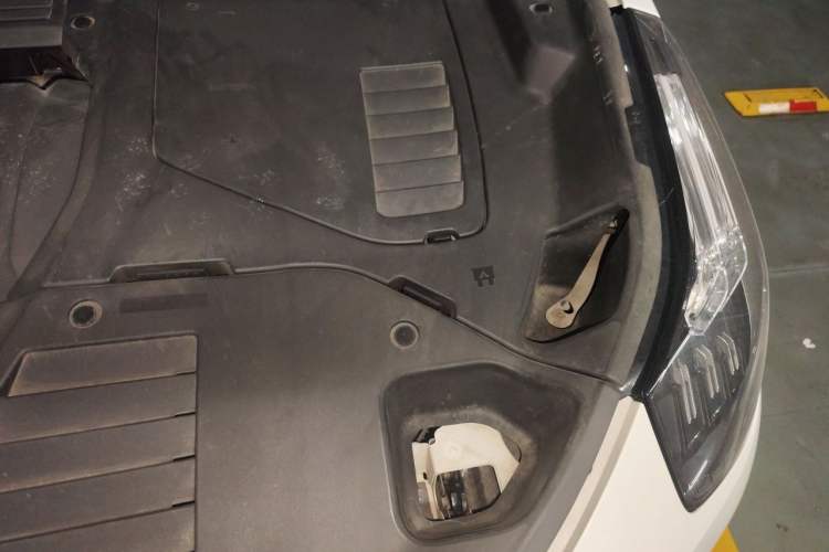 Used Lynk & Co 01 2017 2.0T Four-Wheel Drive Pro Edition Engine Bay Left