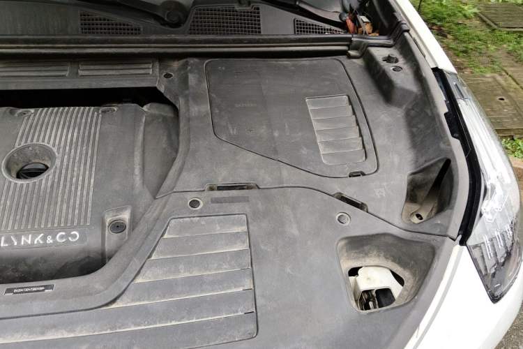Used Lynk & Co 01 2017 2.0T Four-Wheel Drive Pro Edition Engine Bay Left