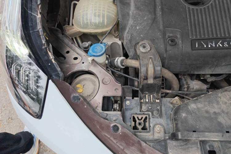 Used Lynk & Co 01 2017 2.0T Two-Wheel-Drive Version Engine Bay Right