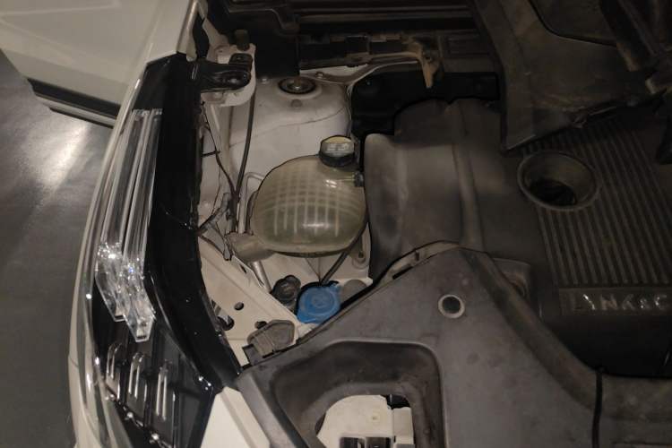 Used Lynk & Co 01 2017 2.0T Two-Wheel Drive Pro Edition Engine Bay Right