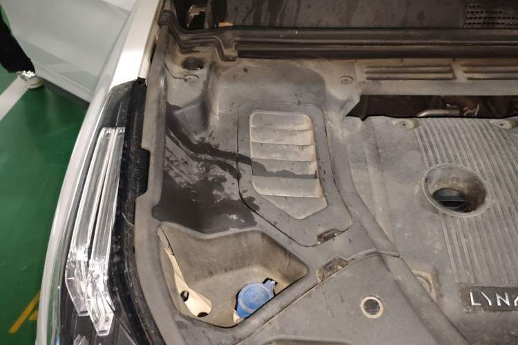 Used Lynk & Co 01 2017 2.0T Four-Wheel Drive Pro Edition Engine Bay Right