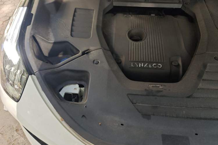 Used Lynk & Co 01 2017 2.0T Four-Wheel Drive Pro Edition Engine Bay Right