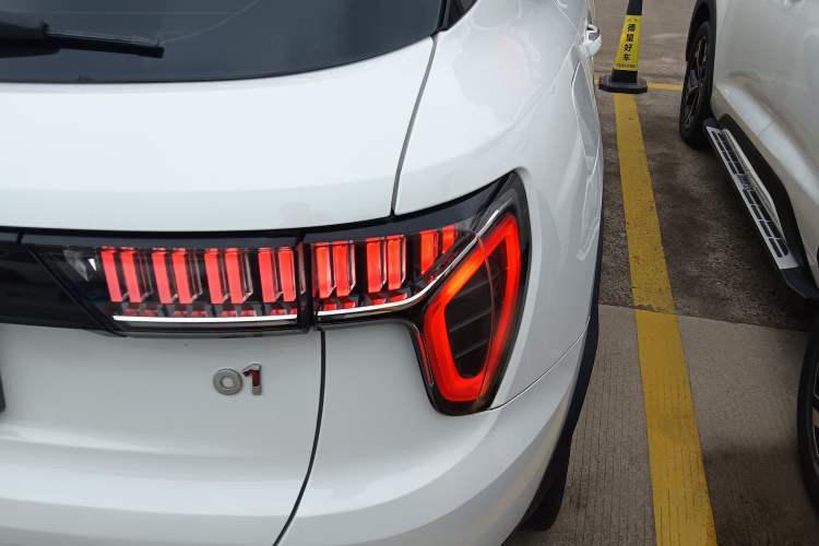 Used Lynk & Co 01 2017 2.0T Two-Wheel-Drive Version Exterior 3