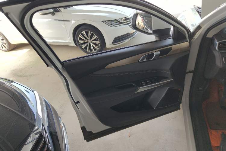 Used Lynk & Co 01 2017 2.0T Two-Wheel-Drive Version Left Front Door Interior