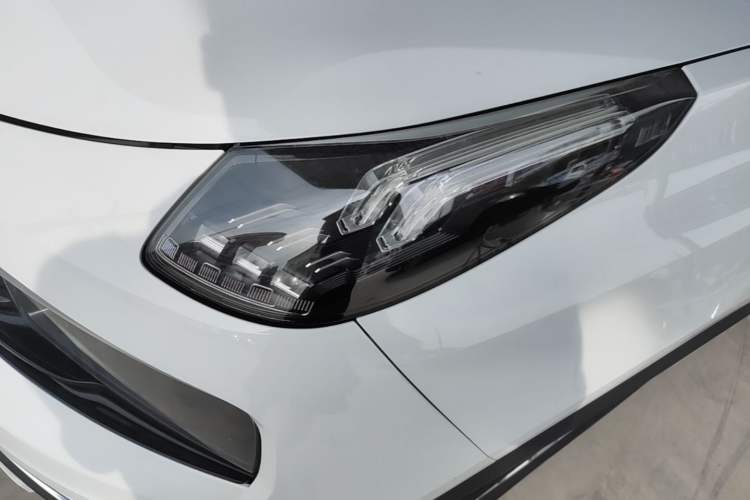 Used Lynk & Co 01 2017 2.0T Two-Wheel-Drive Version Left Front Headlight