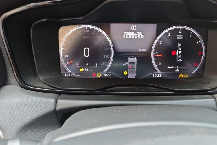 Used Lynk & Co 01 2017 2.0T Two-Wheel Drive Pro Edition Odometer Close Up