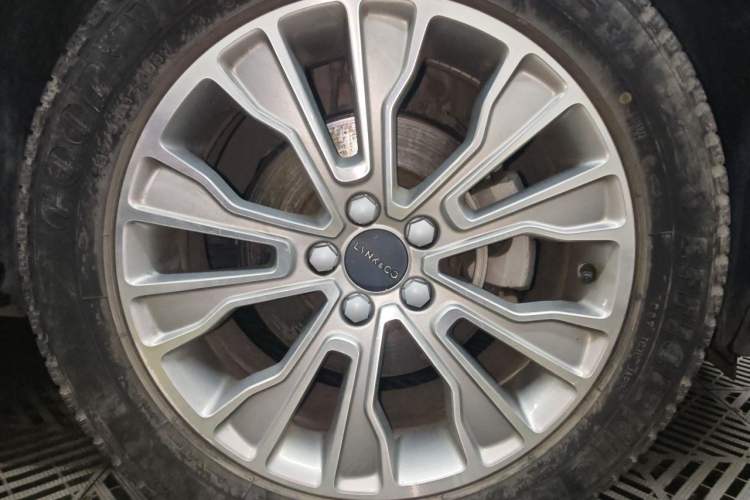 Used Lynk & Co 01 2017 2.0T Two-Wheel-Drive Version Right Front Wheel Hub