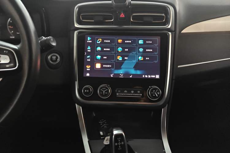 Used Lynk & Co 01 2019 2.0T Two-Wheel-Drive Pro Version China VI Standard Audio And AC Panel