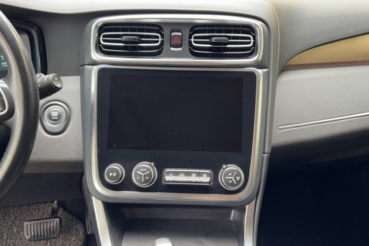 Used Lynk & Co 01 2019 2.0T Two-Wheel-Drive Pro Version China VI Standard Audio And AC Panel