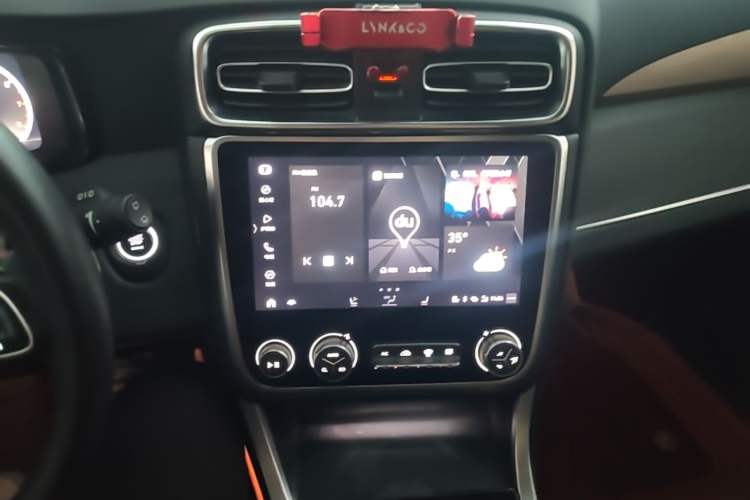 Used Lynk & Co 01 2019 2.0T Two-Wheel-Drive Pro Version China VI Standard Audio And AC Panel