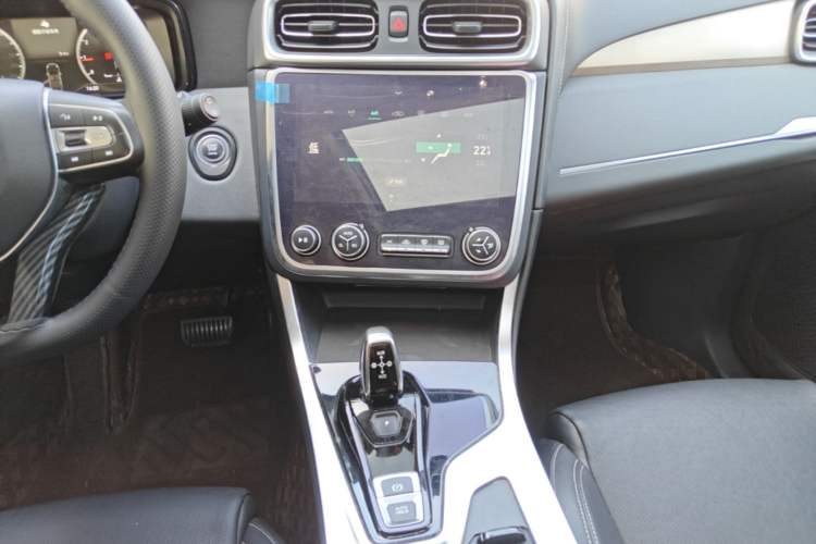Used Lynk & Co 01 2019 2.0T Two-Wheel-Drive Pro Version China VI Standard Audio And AC Panel