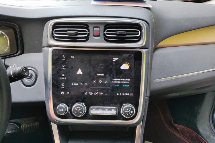 Used Lynk & Co 01 2019 2.0T Two-Wheel-Drive Pro Version China V Standard Audio And AC Panel