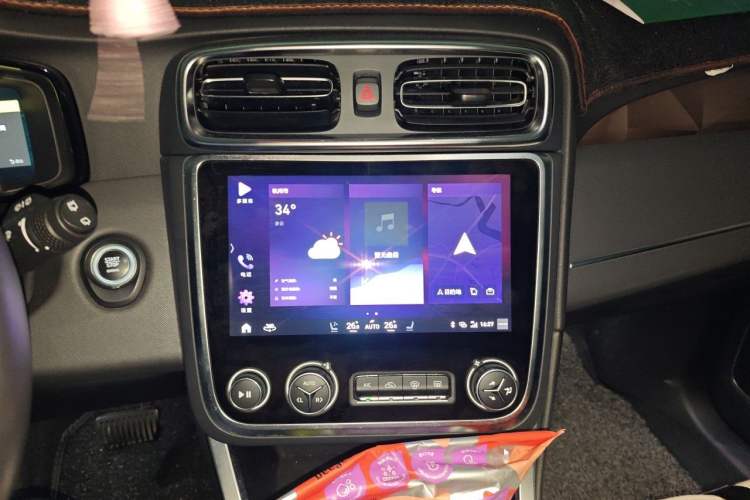 Used Lynk & Co 01 2019 2.0T Two-Wheel-Drive Pro Version China VI Standard Audio And AC Panel
