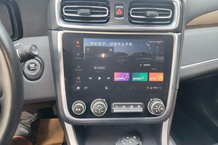 Used Lynk & Co 01 2019 2.0T Two-Wheel-Drive Pro Version China VI Standard Audio And AC Panel