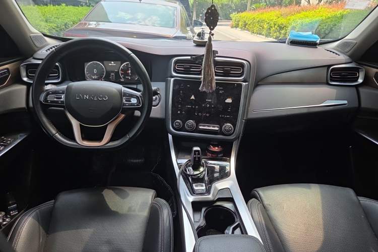 Used Lynk & Co 01 2019 2.0T Two-Wheel-Drive Pro Version China VI Standard Center Console