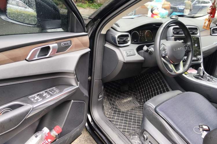 Used Lynk & Co 01 2019 2.0T Two-Wheel-Drive Pro Version China VI Standard Driver Seat