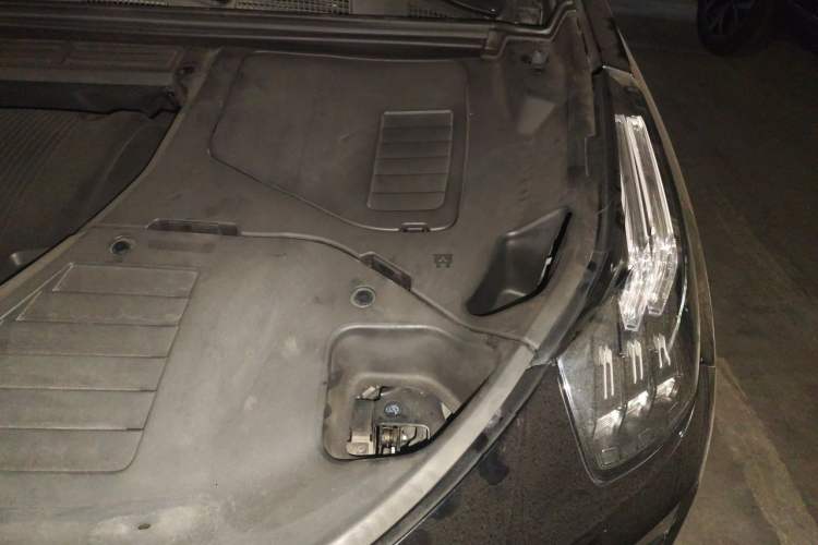 Used Lynk & Co 01 2019 2.0T Two-Wheel-Drive Pro Version China VI Standard Engine Bay Left