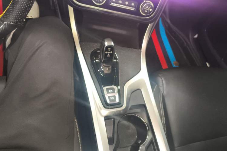 Used Lynk & Co 01 2019 2.0T Two-Wheel-Drive Pro Version China VI Standard Gear Lever