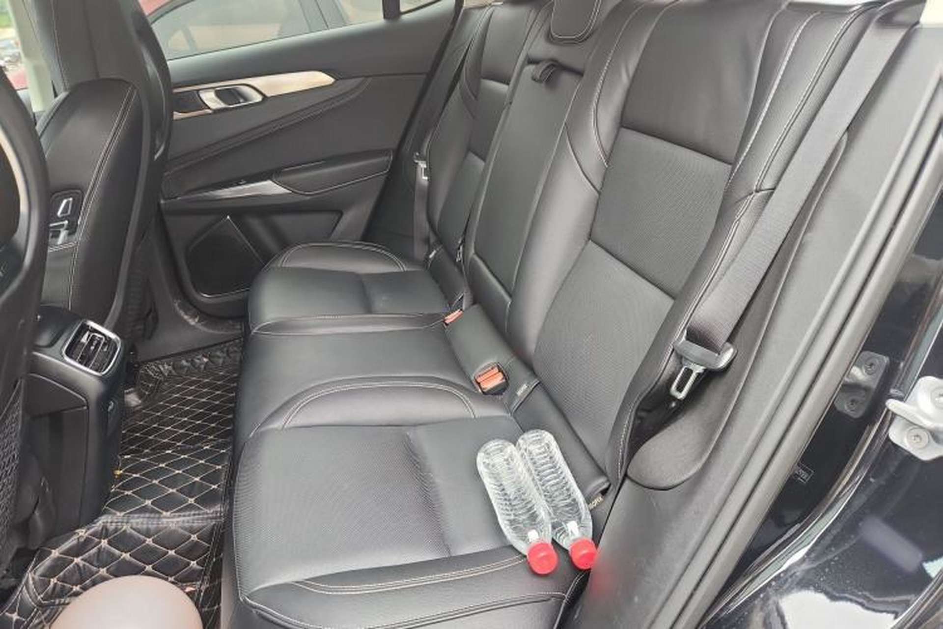 Used Lynk & Co 01 2019 2.0T Two-Wheel-Drive Pro Version China VI Standard Left Rear Seat