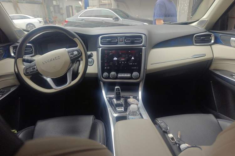 Used Lynk & Co 01 2019 2.0T Two-Wheel Drive Zhaopu Version China VI Standard Center Console