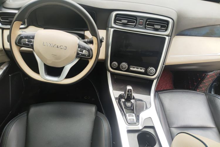 Used Lynk & Co 01 2019 2.0T Two-Wheel Drive Zhaopu Version China VI Standard Center Console