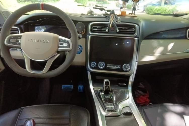 Used Lynk & Co 01 2019 2.0T Two-Wheel Drive Zhaopu Version China V Standard Center Console
