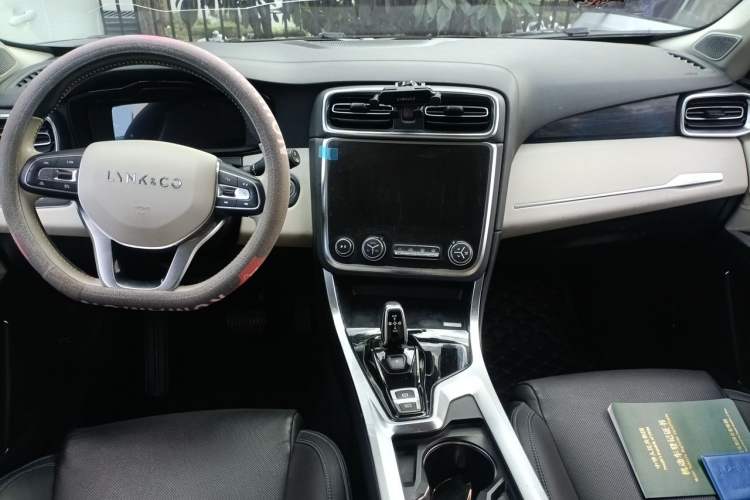 Used Lynk & Co 01 2019 2.0T Two-Wheel Drive Zhaopu Version China V Standard Center Console