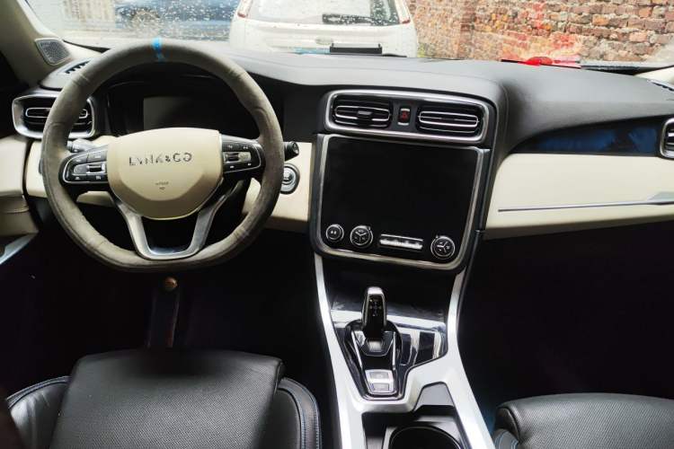 Used Lynk & Co 01 2019 2.0T Two-Wheel Drive Zhaopu Version China VI Standard Center Console