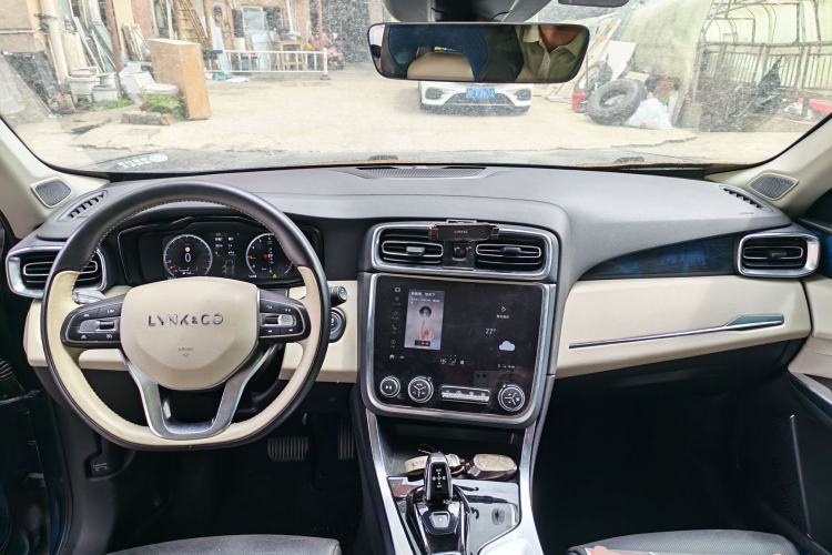 Used Lynk & Co 01 2019 2.0T Two-Wheel Drive Zhaopu Version China VI Standard Center Console