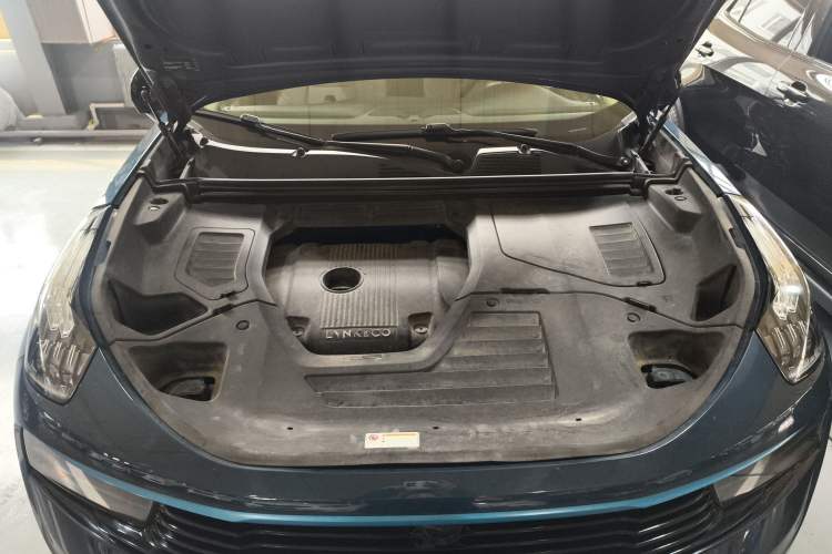 Used Lynk & Co 01 2019 2.0T Two-Wheel Drive Zhaopu Version China VI Standard Engine Bay