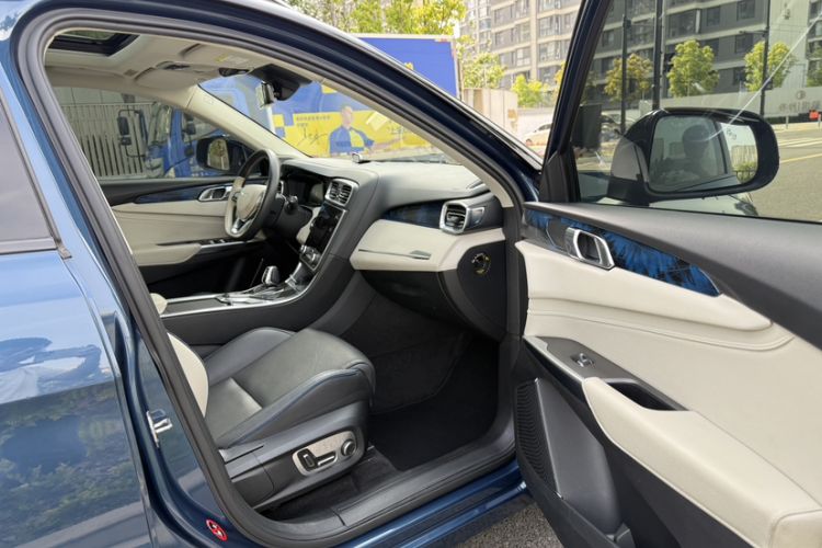 Used Lynk & Co 01 2019 2.0T Two-Wheel Drive Zhaopu Version China VI Standard Interior 5