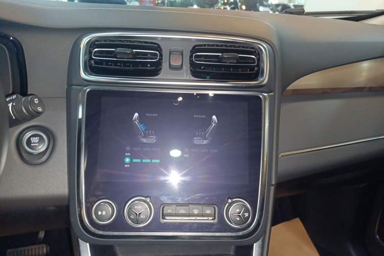 Used Lynk & Co 01 2019 2.0T Two-Wheel-Drive Pro Version China VI Standard Audio And AC Panel