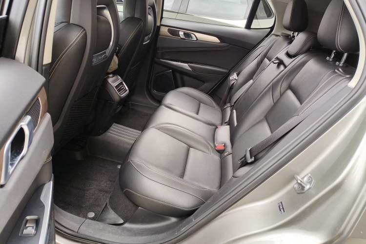 Used Lynk & Co 01 2019 2.0T Two-Wheel-Drive Pro Version China VI Standard Interior 4