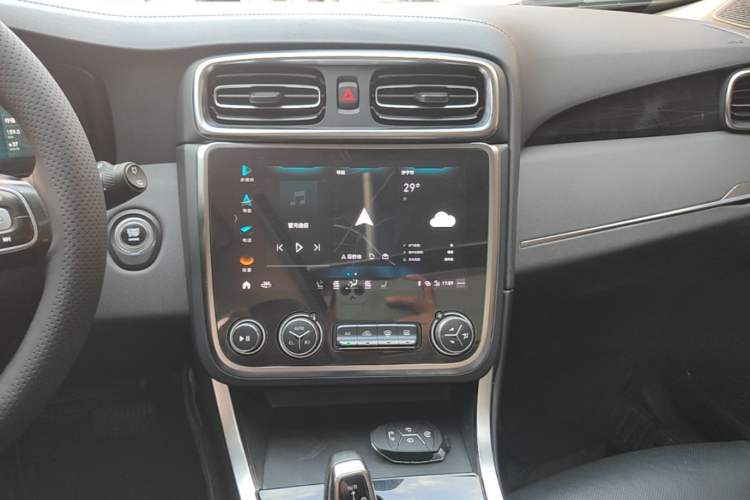 Used Lynk & Co 01 2019 2.0T Two-Wheel Drive Zhaopu Version China VI Standard Audio And AC Panel