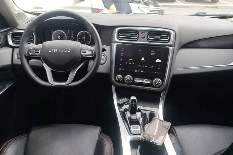 Used Lynk & Co 01 2019 2.0T Two-Wheel Drive Zhaopu Version China VI Standard Center Console