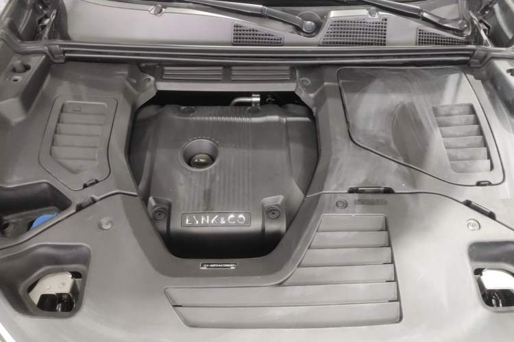 Used Lynk & Co 01 2019 2.0T Two-Wheel-Drive Pro Version China VI Standard Engine Bay